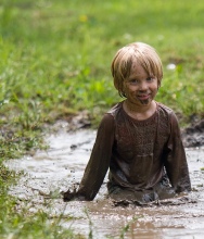 kid playing in mud courtesy of blogspot post